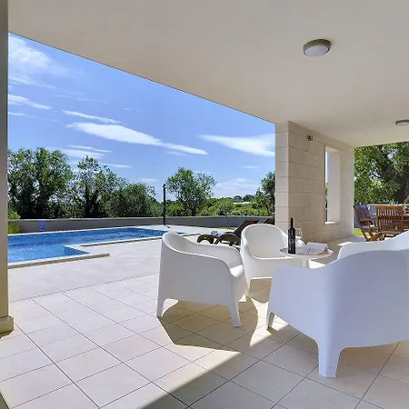 Schoene Mit Privatem Pool, Klima, Wlan, Terrasse, Grill * Kavran