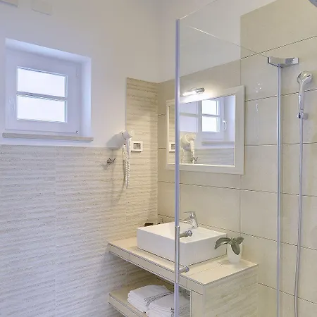 Schoene Mit Privatem Pool, Klima, Wlan, Terrasse, Grill Сasa de vacaciones Kavran