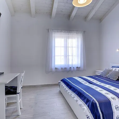 Schoene Mit Privatem Pool, Klima, Wlan, Terrasse, Grill Kavran