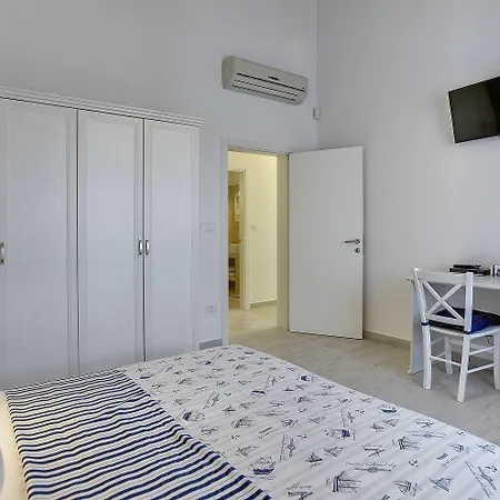 Schoene Mit Privatem Pool, Klima, Wlan, Terrasse, Grill Kavran