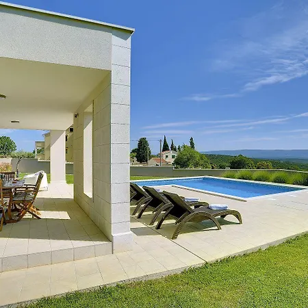 Schoene Mit Privatem Pool, Klima, Wlan, Terrasse, Grill Prázdninový dům
