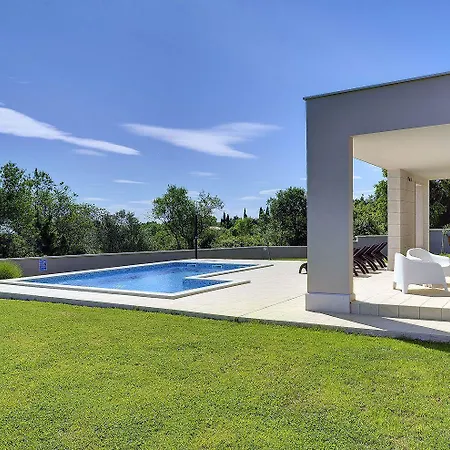Schoene Mit Privatem Pool, Klima, Wlan, Terrasse, Grill Prázdninový dům *