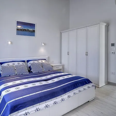 Schoene Mit Privatem Pool, Klima, Wlan, Terrasse, Grill Prázdninový dům Kavran