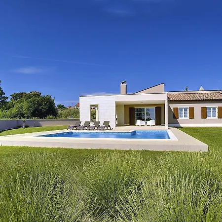 Prázdninový dům Schoene Mit Privatem Pool, Klima, Wlan, Terrasse, Grill Kavran