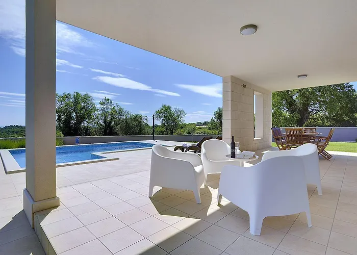 Schoene Mit Privatem Pool, Klima, Wlan, Terrasse, Grill * Kavran