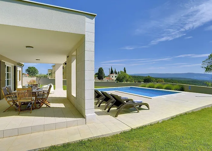 Schoene Mit Privatem Pool, Klima, Wlan, Terrasse, Grill Prázdninový dům