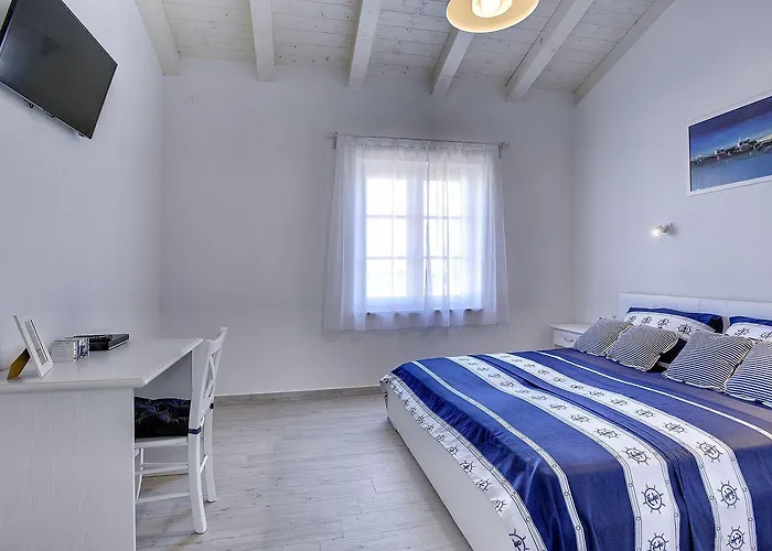 Schoene Mit Privatem Pool, Klima, Wlan, Terrasse, Grill Kavran