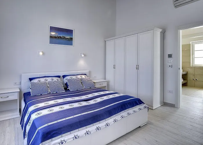 Schoene Mit Privatem Pool, Klima, Wlan, Terrasse, Grill Prázdninový dům Kavran